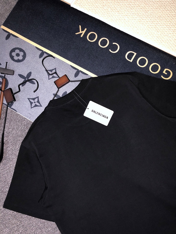 ブランドTシャツ着用イメージ